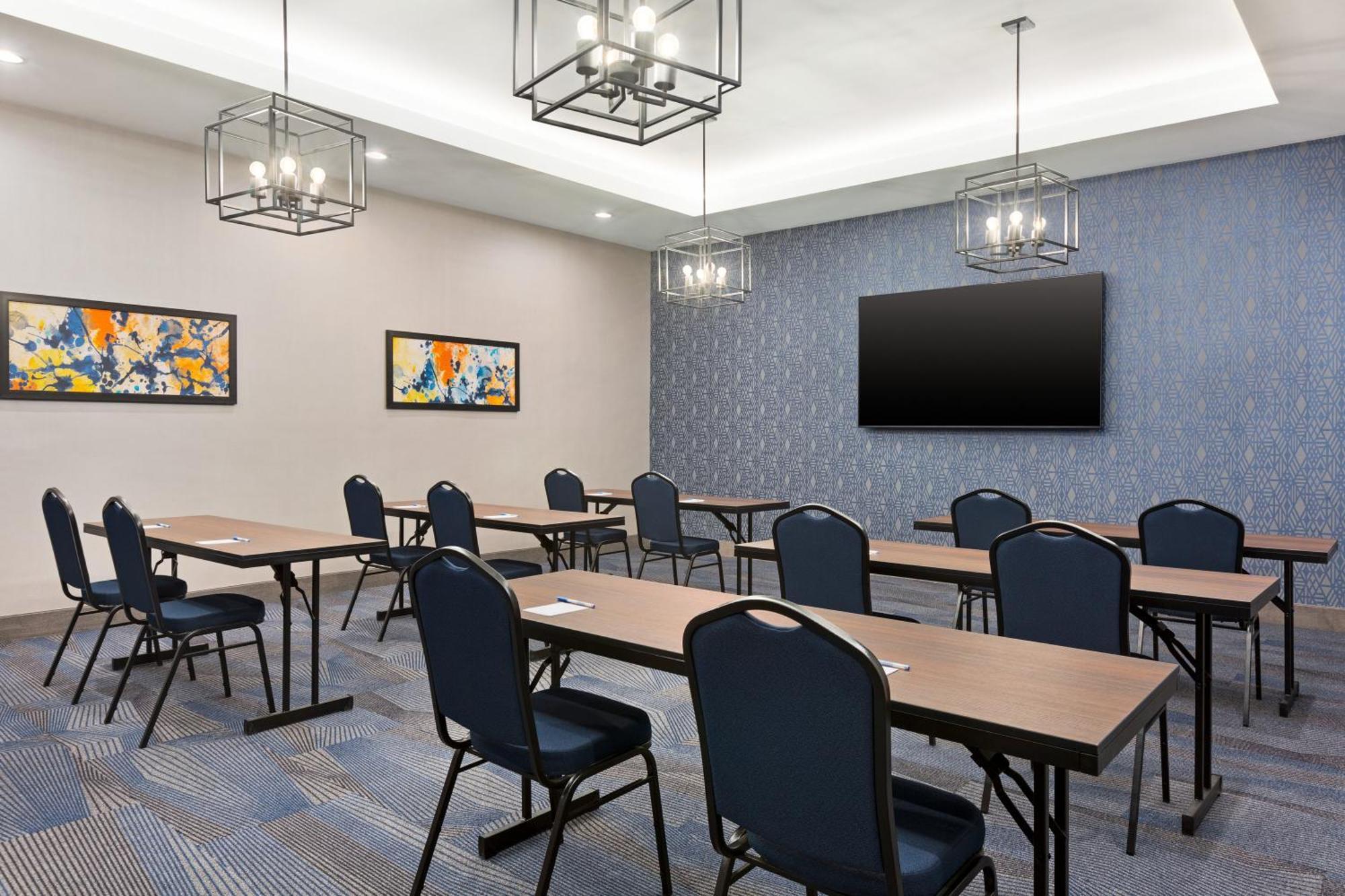 La Quinta Inn & Suites By Wyndham Mount Laurel Moorestown Exterior photo