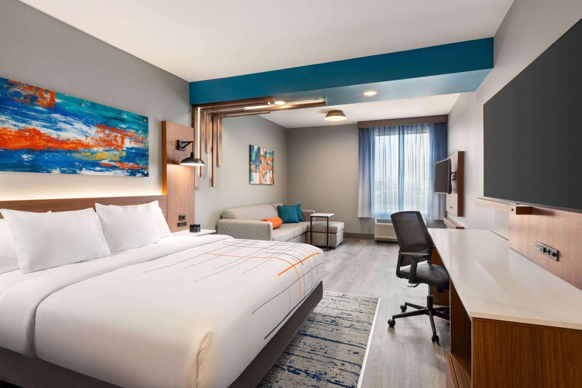 La Quinta Inn & Suites By Wyndham Mount Laurel Moorestown Exterior photo