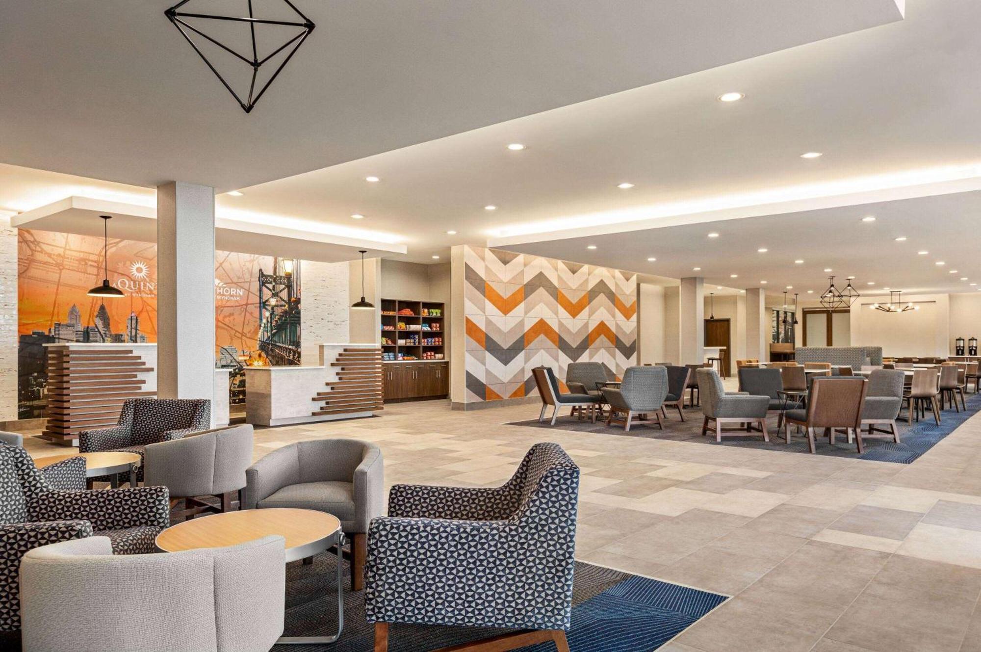 La Quinta Inn & Suites By Wyndham Mount Laurel Moorestown Exterior photo