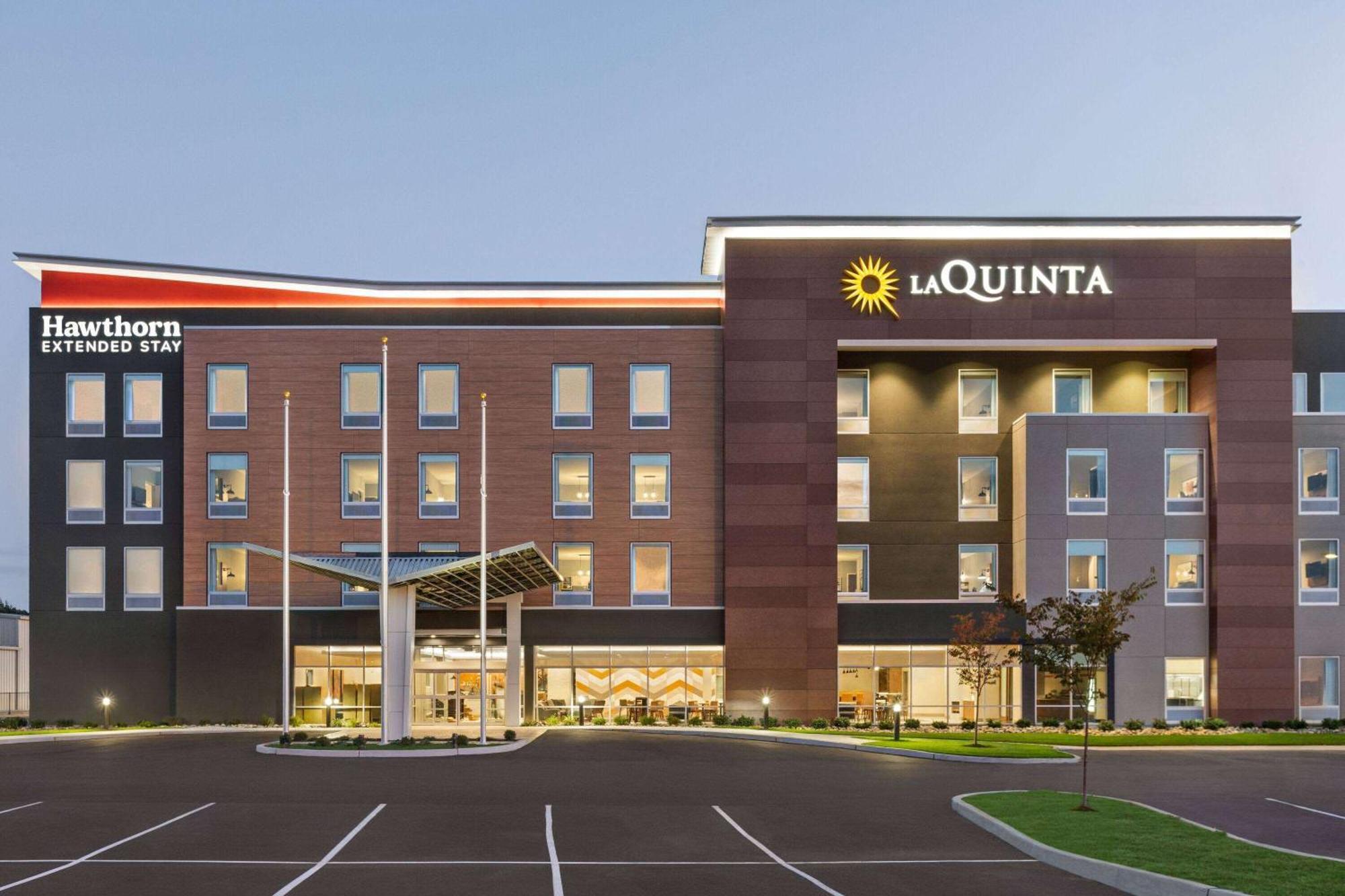 La Quinta Inn & Suites By Wyndham Mount Laurel Moorestown Exterior photo