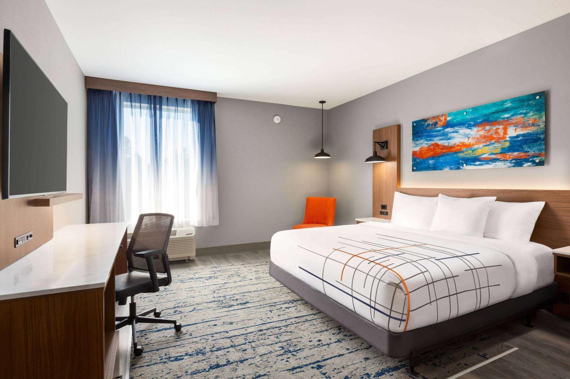 La Quinta Inn & Suites By Wyndham Mount Laurel Moorestown Exterior photo